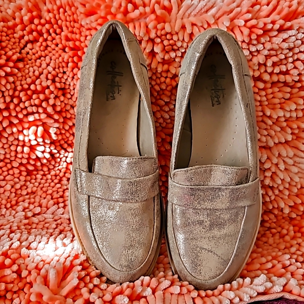 Clarks 7 1/2f Light Metalic gold Loafer